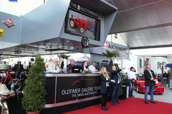 Der nächste Bieter erhält vielleicht den Zuschlag - Versteigerung Oldtimer Galerie Toffen am 30. März 2019