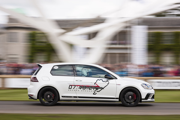 Bild Der neue VW Golf ist auch für schnelle Zeiten auf der Nordschleife gut - Goodwood Festival of Speed 2016