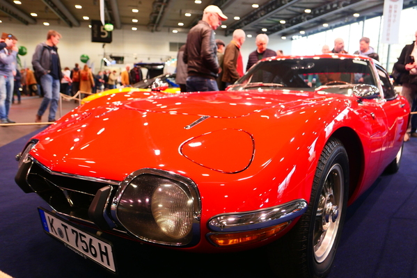 Der nur 351-mal gebaute Toyota 2000 GT von 1967 war der erste japanische Supersportwagen. Sein bei Yamaha entwickelter Zweiliter-Sechszylinder leistet 150 PS – Bremen Classic Motorshow 2025