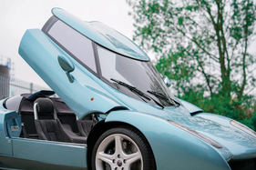 Der obere Teil des Daches kann entfernt werden, dann wird der Raptor Roadster (oder Targa) - Zagato Raptor (1996)