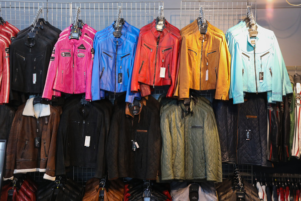 Der passende Outfit zum Klassiker - 24. Retro Classics Stuttgart 2025