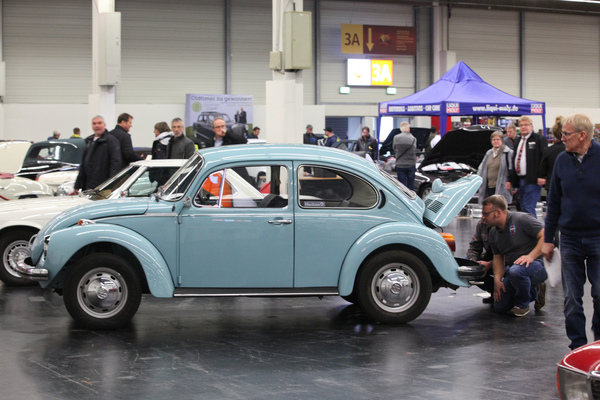 Der prüfende Blick unter die Motorhaube beim VW Käfer - Retro Classics Bavaria 2019