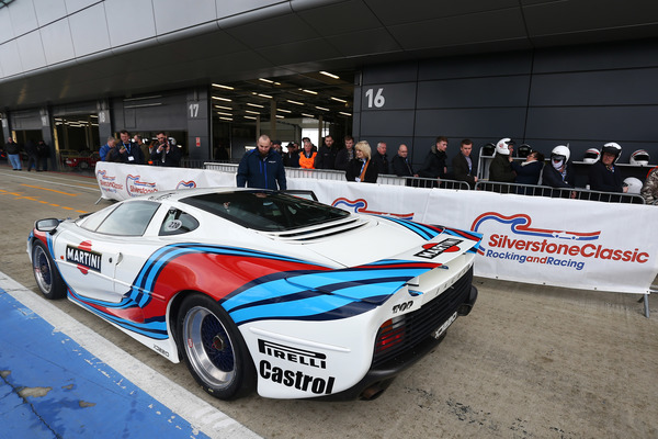 Der rennfertige Jaguar XJ 220 an den Boxen - Silverstone Classic 2017