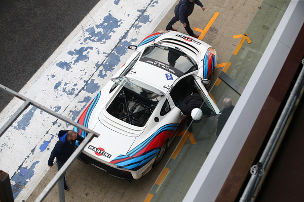 Bild Der rennfertige Jaguar XJ 220 von Giudici bereit zum Einsteigen - Silverstone Classic 2017