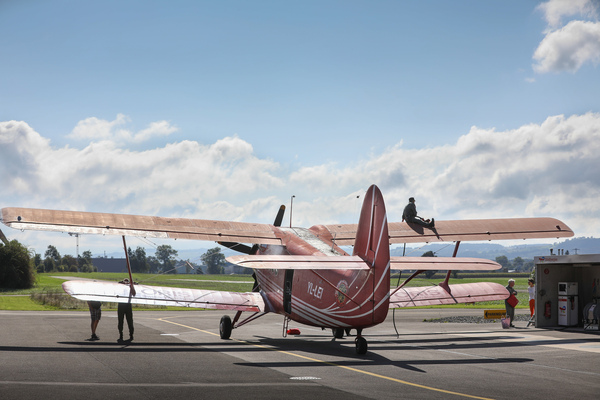 Bild Der rote Antonov-Doppeldecker führte Publikumsflüge durch - 49. FNA-Jahrestreffen 2023
