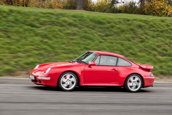 Der rote Porsche 993 Turbo bei Testfahrten mit den neuen Bilstein-Stossdämpfern auf der Nordschleife des Nürburgrings