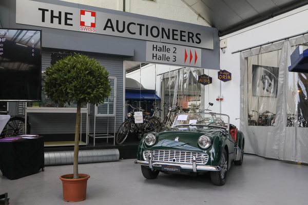 Bild Der schöne Triumph TR3 A fand einen neuen jungen Besitzer - Frühlingsversteigerung der Oldtimer Galerie Toffen am 25. März 2023