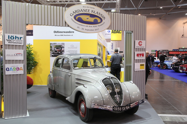 Der schöne Vorkriegs-Peugeot wirbt für den ADAC-Anlass am Gardasee (Techno Classica 2017)