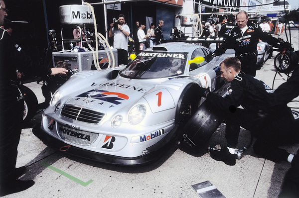 Image: The winning AMG Mercedes Benz CLK-LM of Bernd Schneider and Mark Webber during a scheduled pit stop at the 1000 kilometer race in Suzuka (1998)
