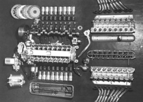 Der teilzerlegte 16-Zylindermotor des AUTO UNION GP-Wagens in seiner ganzen Pracht und Herrlichkeit