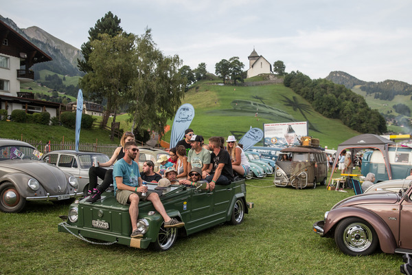 Der überladene VW-Kübelwagen zieht sogar noch einen Bulli über die Wiese - Treffen der luftgekühlten Volkswagen in Château-d'Oex 2017