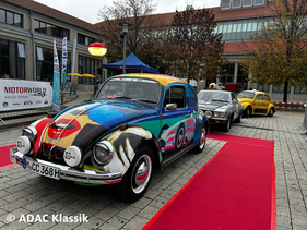 Der vom Popartkünstler James Francis Gill gestaltete Art Car Käfer führte das Teilnehmerfeld an – Rollendes Museum München 2024 Der vom Popartkünstler James Francis Gill gestaltete Art Car Käfer führte das Teilnehmerfeld an – Rollendes Museum München 2024