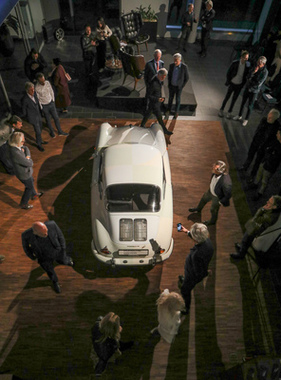 Der von Häberli bemalte Porsche 356 SC von 1964 wird bestaunt