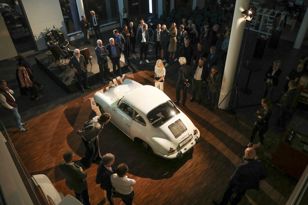 Bild: Der von Häberli bemalte Porsche 356 SC von 1964 wird bestaunt