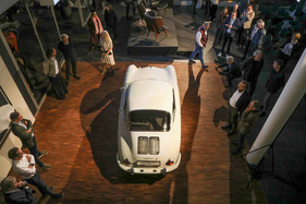 Der von Häberli bemalte Porsche 356 SC von 1964 wird bestaunt