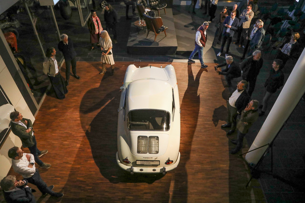 Bild: Der von Häberli bemalte Porsche 356 SC von 1964 wird bestaunt