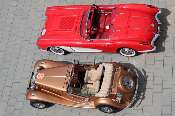 Image: The front car may look older, but it is younger - MP Lafer 1973 and Chevrolet Corvette C1 from 1960 - Plastic car meeting Fantastic Plastic 2014