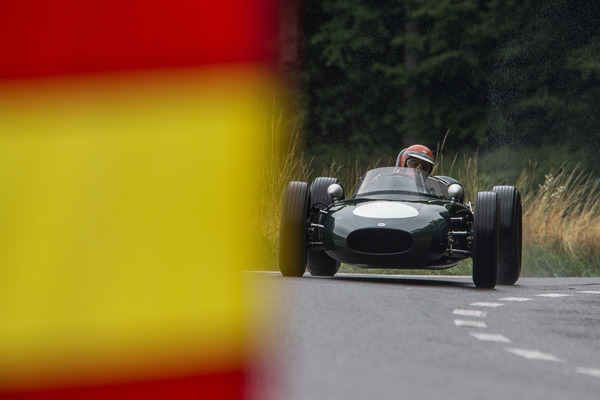 Der wunderschöne Cooper T53 wirkt wie auf einem historischen Bild vom GP Belgien in Spa von 1961.