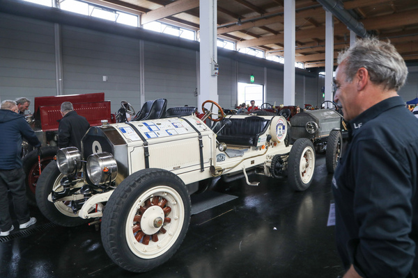 Der zufriedene Besitzer und sein American La France - Klassikwelt Bodensee 2023