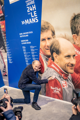 Bild: Der zweifache Le-Mans-Sieger Hans-Joachim Stuck nahm an der Pressekonferenz teil, signierte "seine" Wand und eröffnete die Sonderausstellung