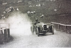 Derby K4 (1925) - Ernst Schneider am Klausenrennen 1929 in der Startkurve