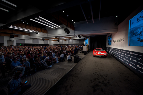 Bild Derek Bell fährt den Ferrari 250 GTO auf die Bühne - RM/Sotheby's Versteigerung in Monterey 2018