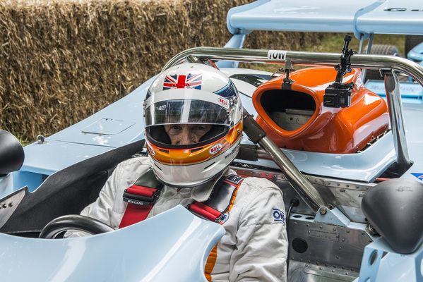 Bild Derek Bell im Mirage, den er mit James Hunt gefahren ist - Goodwood Festival of Speed 2016