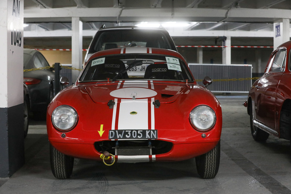Bild: Des Lotus Elite von 1959 passt gut zwischen die Säulen - Bonhams Paris Versteigerung 2025