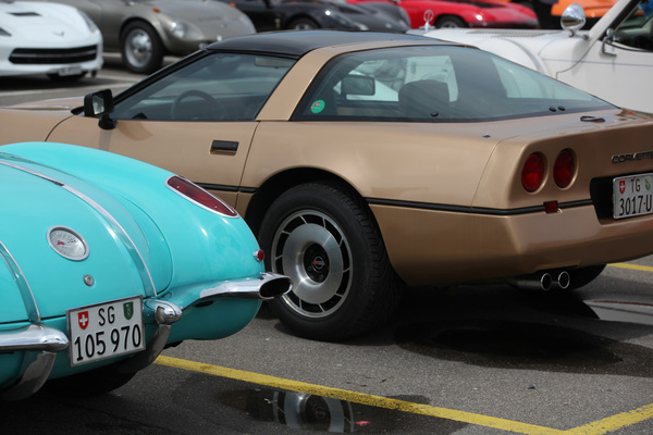 Designentwicklung - links frühe Corvette aus den Fünfzigerjahren, rechts ein rund 40 Jahre jüngerer Nachfolger - Fantastic Plastic 2019