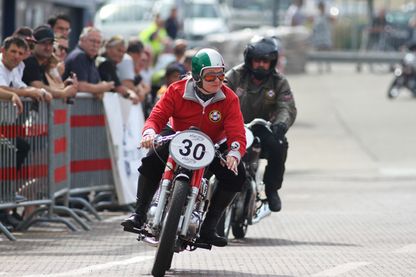 Desirée Vedder auf ihrer Benelli 125 SS von 1969 hatte vile Spass - 25. Oldtimer Grandprix Safenwil am 3. September 2016