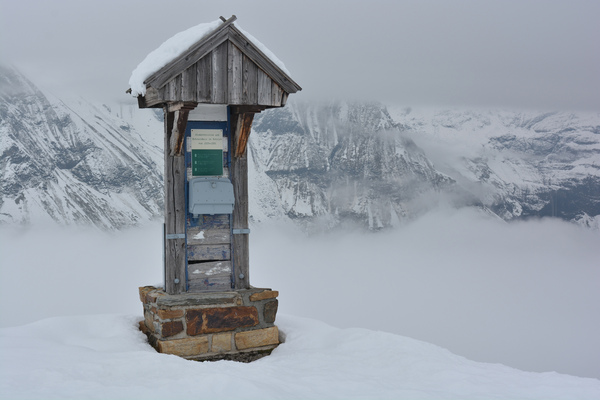 Bild Detail am Strassenrad - Strassentelefon und Notrufäule in Betrieb von 1935-1986 - Grossglockner Grand Prix 2015
