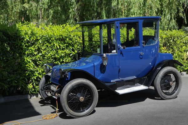 Bild: Detroit Electric (1918) - beim Aufladen - Oldtimer in Obwalden (O-iO) 2019