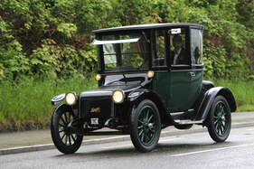Detroit Electric (1922) - der Fahrer sitzt sozusagen auf der hinteren Sitzreihe Detroit Electric (1922) - der Fahrer sitzt sozusagen auf der hinteren Sitzreihe