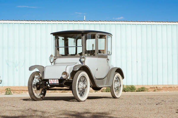 Detroit Electric Model 47 Brougham von 1914, geschätzt auf USD 30'000 - 40'000, hochgeboten bis auf USD 125’000 (+357.1 %) (Bonhams Quail)
