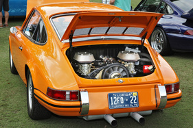 Deutlich greller zeigt sich das Signalorange dieses 911 T von 1970 – bis der Blick in den Motorraum fällt: Statt des 125-PS-Sechsenders haust dort ein 2,5-Liter-Doppelzünder mit 245 PS bei 7800 Umdrehungen. Wobei ... Deutlich greller zeigt sich das Signalorange dieses 911 T von 1970 – bis der Blick in den Motorraum fällt: Statt des 125-PS-Sechsenders haust dort ein 2,5-Liter-Doppelzünder mit 245 PS bei 7800 Umdrehungen. Wobei ...