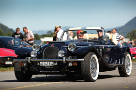 Deutlich moderner ist dieses Auto, ein Panther, dafür ist die Besatzung nostalgisch - British Car Meeting 2015 in Mollis