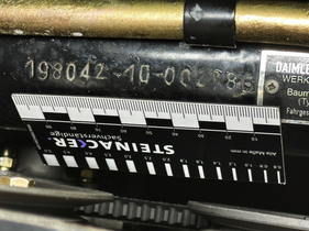 Deutlich sichtbar manipuliert: Fahrgestellnummer ...2786 statt der ursprünglichen ...2765. Durch das spätere Einschlagen der Schlagstempel wurde die Blechpartie verformt