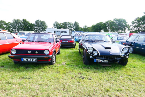 Bild Deutsch-britisches Verhältnis: VW Polo Typ 86 und Jensen C-V8, gebaut zwischen 1962 und 1966. Dem Kennzeichen nach zu urteilen stammt dieser aus 1964. – Bockhorner Oldtimermarkt 2025