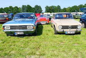 Deutsch-italienische Freundschaft: Opel Commodore Coupé 2500 neben einer Giulia 1300 Super von Alfa Romeo – Bockhorner Oldtimermarkt 2025