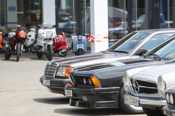 Deutsche Autos auf dem Oldtimer-Besucherparkplatz, auch das BMW-Motorrad im Hintergrund stammt natürlich aus München - Klassikwelt Bodensee 2024