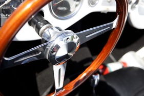 Devin SS Sports Car (1959) - als Lot 150 an der Monterey RM Auction vom 17. und 18. August 2012 angeboten - Blick auf das wohl später dazugekommene Lenkrad