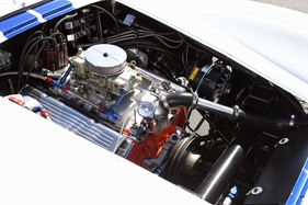 Devin SS Sports Car (1959) - als Lot 150 an der Monterey RM Auction vom 17. und 18. August 2012 angeboten - Blick auf den kräftigen Achtzylinder