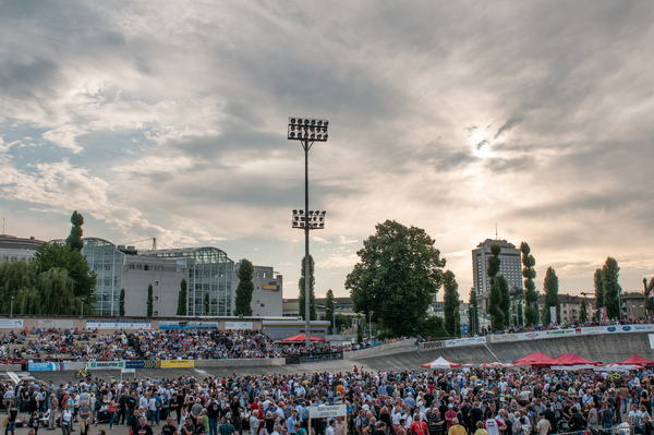 Dicht gedrängtes aber sehr friedliches Publikum im Innenfeld und auf den Tribünen - Indianapolis in Oerlikon 2014