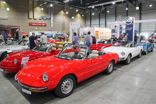 Dicht gepackt - mehrere Alfa Romeo Spider auf dem Stand von Promocar - Swiss Classic World Luzern 2018