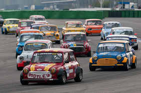Dichtes Gedränge in der Südkurve - Bosch Hockenheim Historic 2013 - Kampf der Zwerge