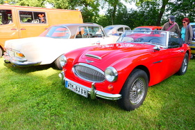 Dicker Austin Healey BJ8 mit Dreiliter-Reihensechszylinder neben einem W111 Coupé in Zweifarb-Lackierung, ebenfalls mit Reihensechszylinder. – Bockhorner Oldtimermarkt 2025