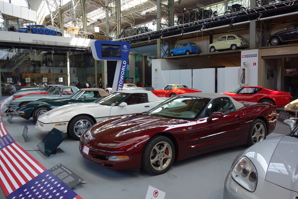 Die 16 Exponate der Sonderausstellung "Chevrolet Corvette – A Legend Turns 70" in der Autoworld Brüssel