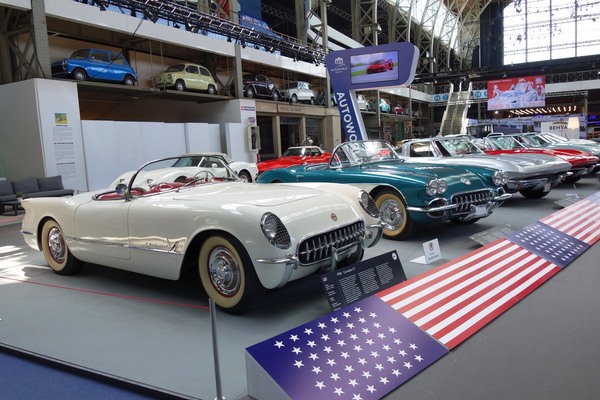 Die 16 Exponate der Sonderausstellung "Chevrolet Corvette – A Legend Turns 70" in der Autoworld Brüssel