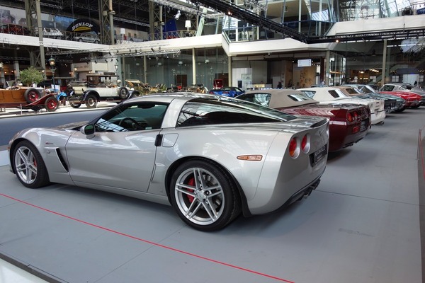 Die 16 Exponate der Sonderausstellung "Chevrolet Corvette – A Legend Turns 70" in der Autoworld Brüssel