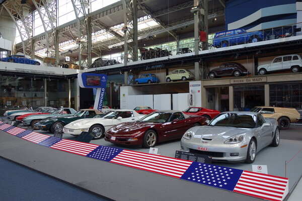 Die 16 Exponate der Sonderausstellung "Chevrolet Corvette – A Legend Turns 70" in der Autoworld Brüssel